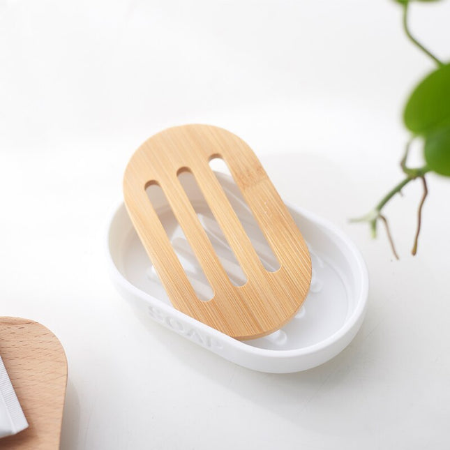 Valkoinen soikea saippua-alusta puuritilällä