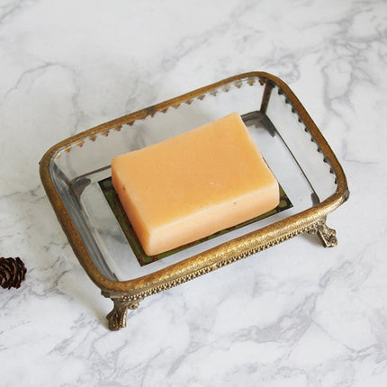 Lasinen saippua-alusta messinkikehyksellä