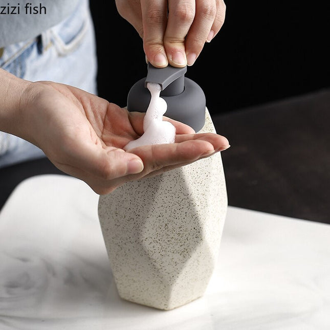 Geometrinen design-saippua-annostelija keramiikasta