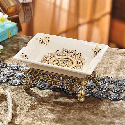 Vintage saippua-alusta kultaisilla yksityiskohdilla