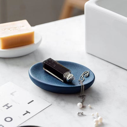 Valkoinen keraaminen saippua-alusta rei'illä