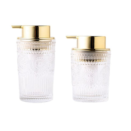 Lasinen saippua-annostelija kultaisella pumpulla