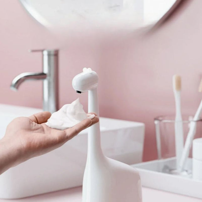 Kirahvin muotoinen automaattinen saippua-annostelija