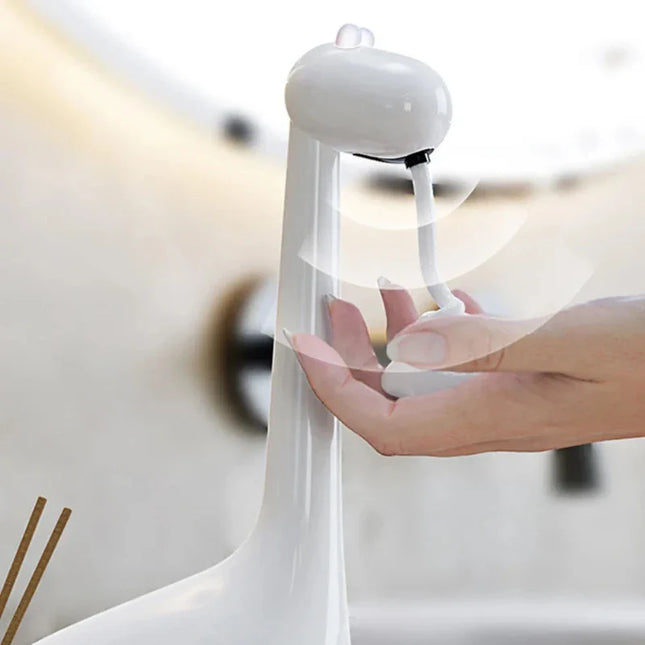 Kirahvin muotoinen automaattinen saippua-annostelija