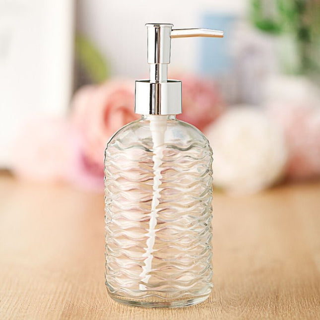 Lasinen saippua-annostelija aaltokuviolla