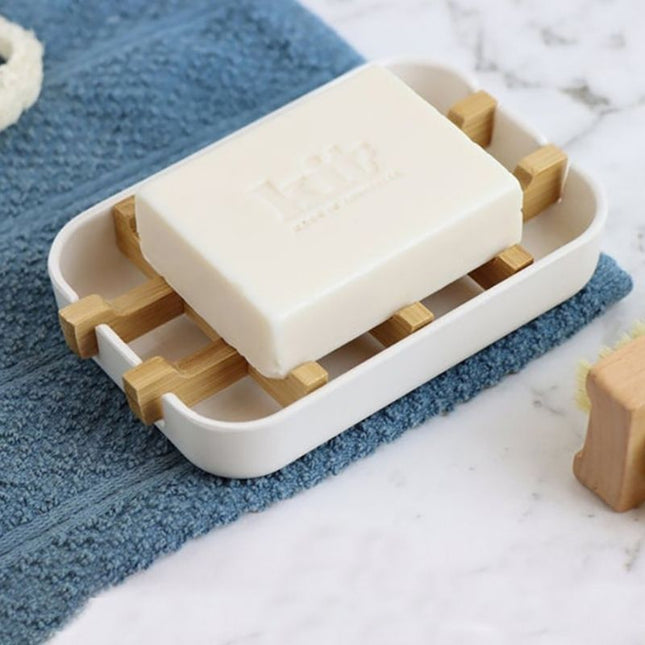 Valkoinen saippua-alusta bamburitilällä