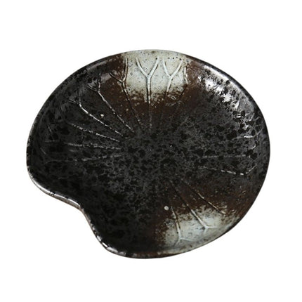 Musta lumme saippua-alusta