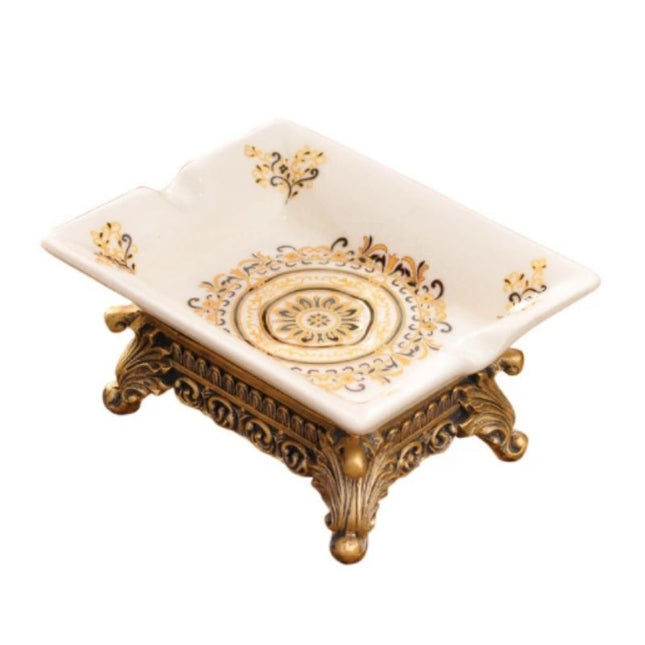 Vintage saippua-alusta kultaisilla yksityiskohdilla