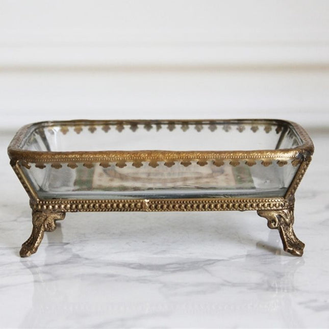 Lasinen saippua-alusta messinkikehyksellä