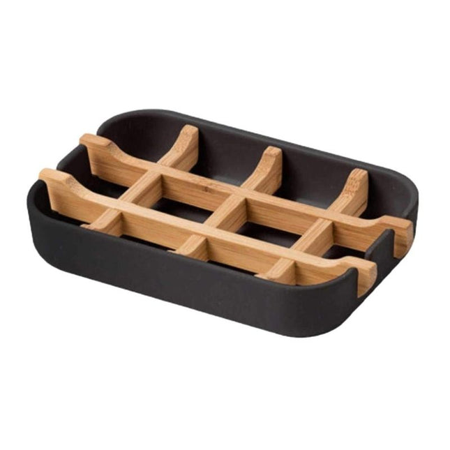 Musta saippuateline puisella bamburitilällä