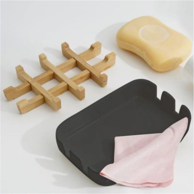 Musta saippuateline puisella bamburitilällä