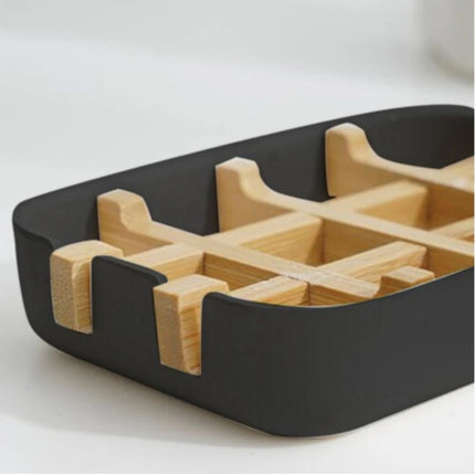 Musta saippuateline puisella bamburitilällä